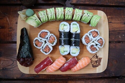A photo of a sushi platter
